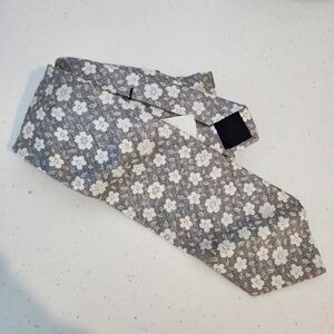 J Crew Ludlow Mens Tie Necktie Gray White Floral 100% Silk Classic Woven